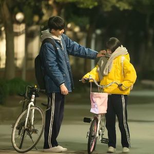 男人把手桶进美女尿囗还吻了
